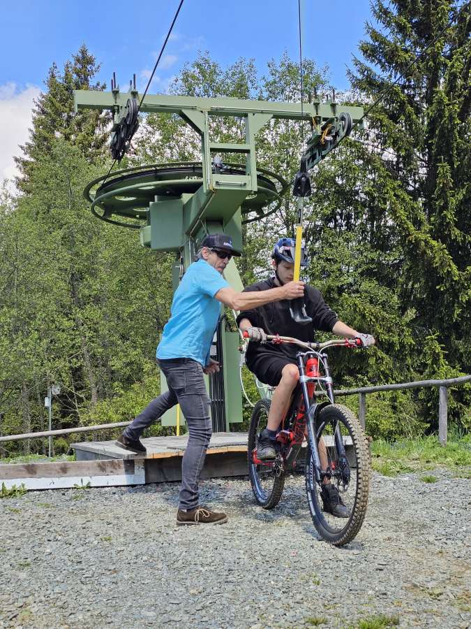 Einstieg in den Schlepplift für Mountainbiker auf der Simonhöhe