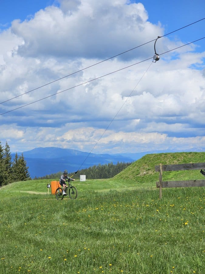 Schleppliftfahren mit Mountainbikes