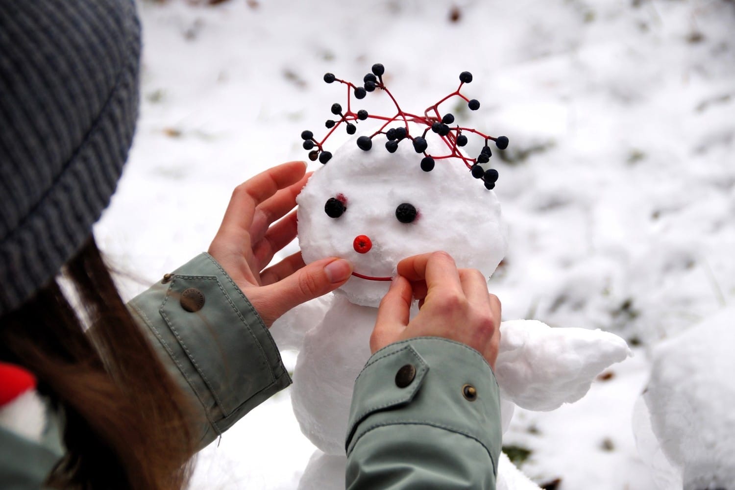 Kinder bauen Schneemänner