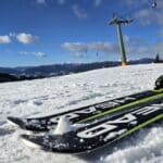 Ski im Schnee